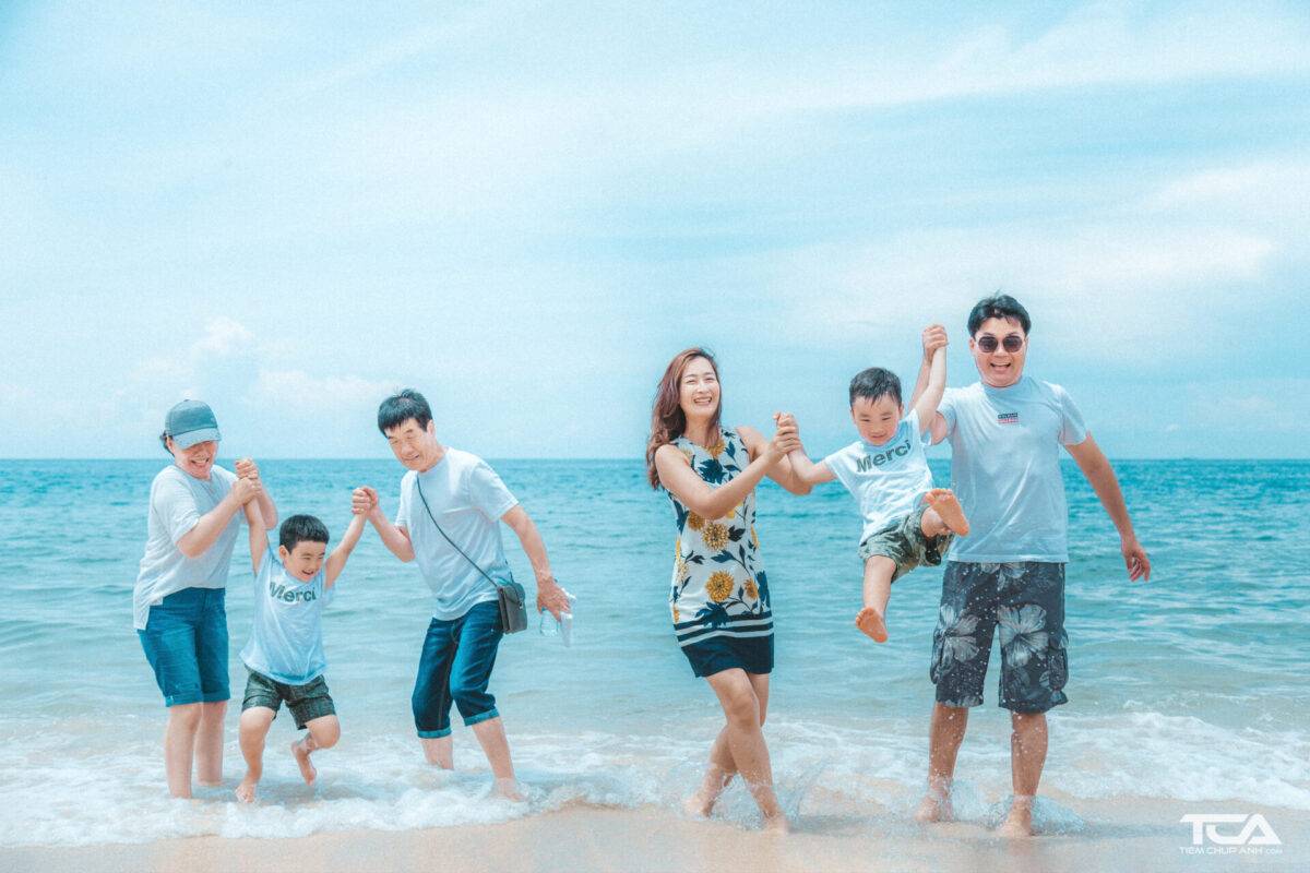 chụp ảnh gia đình ở biển