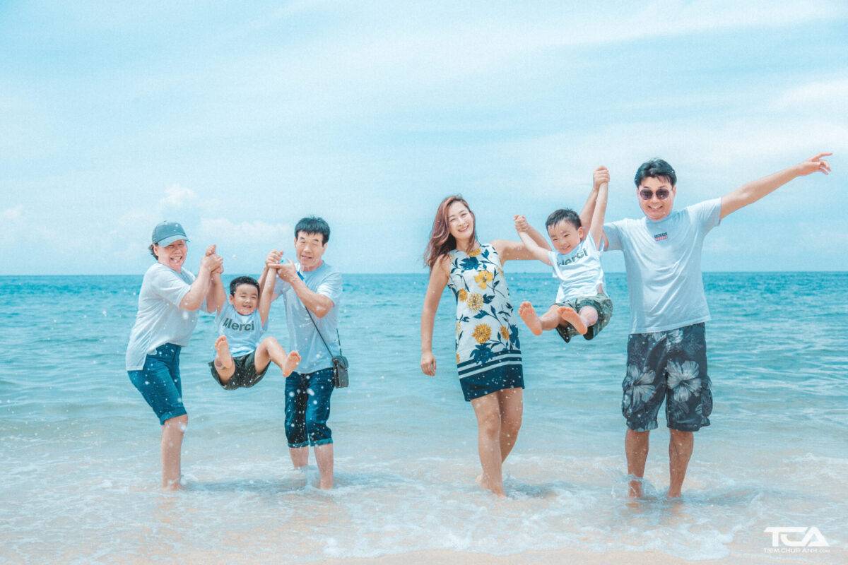 cách tạo dáng chụp ảnh gia đình ở biển