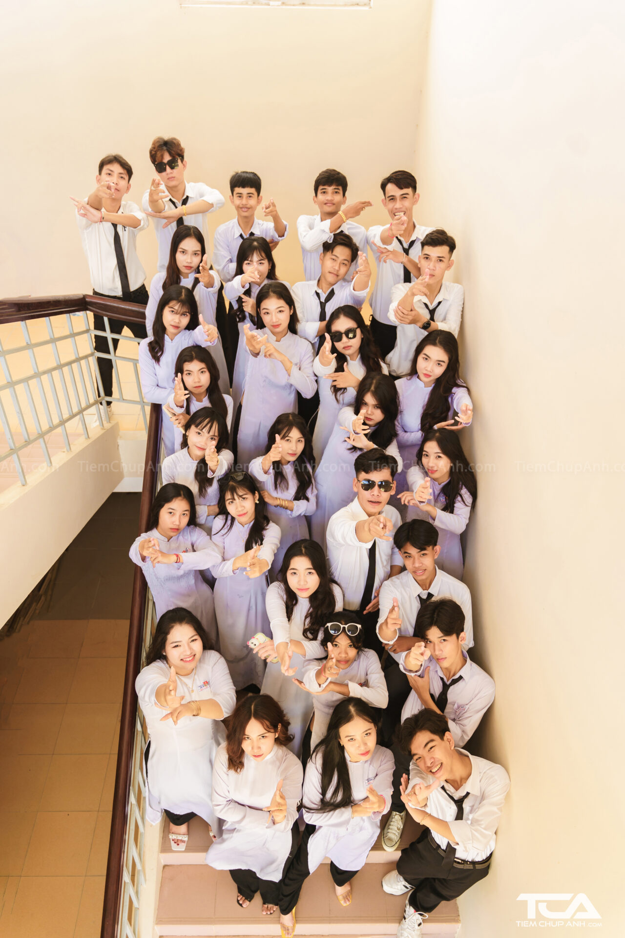 các dáng chụp kỷ yếu