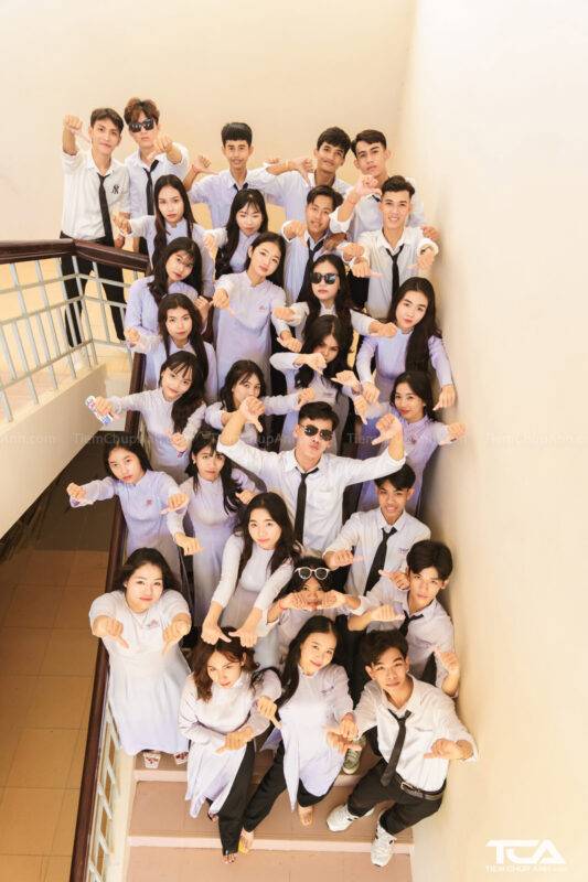 các kiểu pose tạo dáng chụp ảnh kỷ yếu lớp đẹp