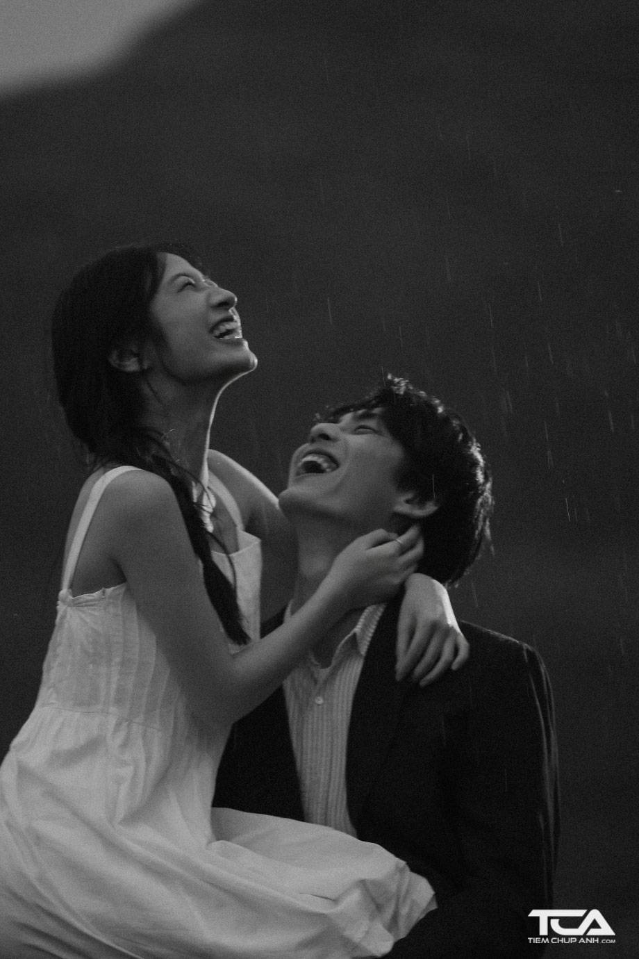 Chụp ảnh cặp đôi trắng đen