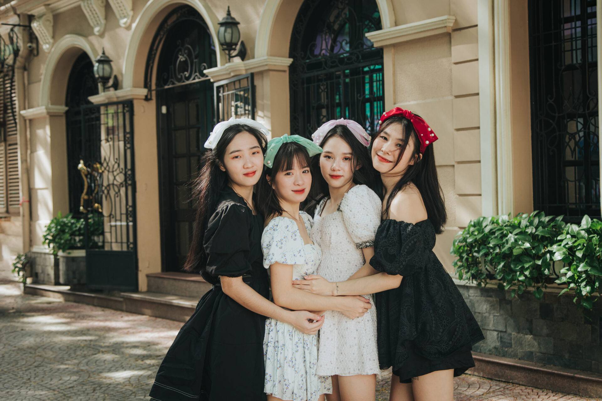 tạo dáng chụp ảnh nhóm 3 người