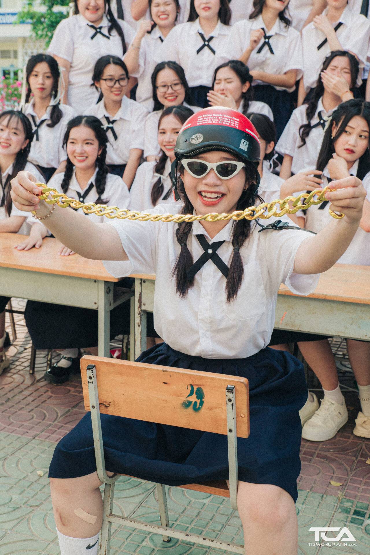 chụp ảnh kỷ yếu lớp ngoài sân trường
