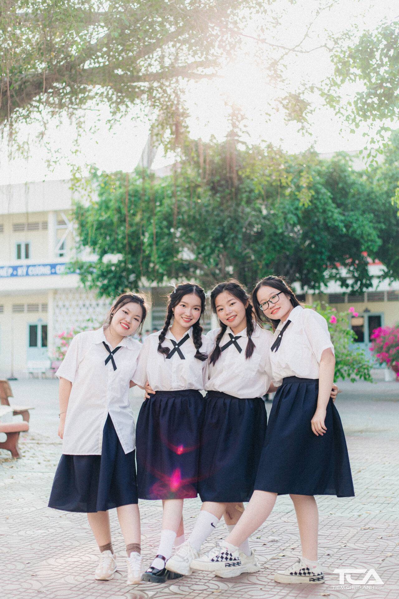 chụp ảnh nhóm lầy lội 3 người