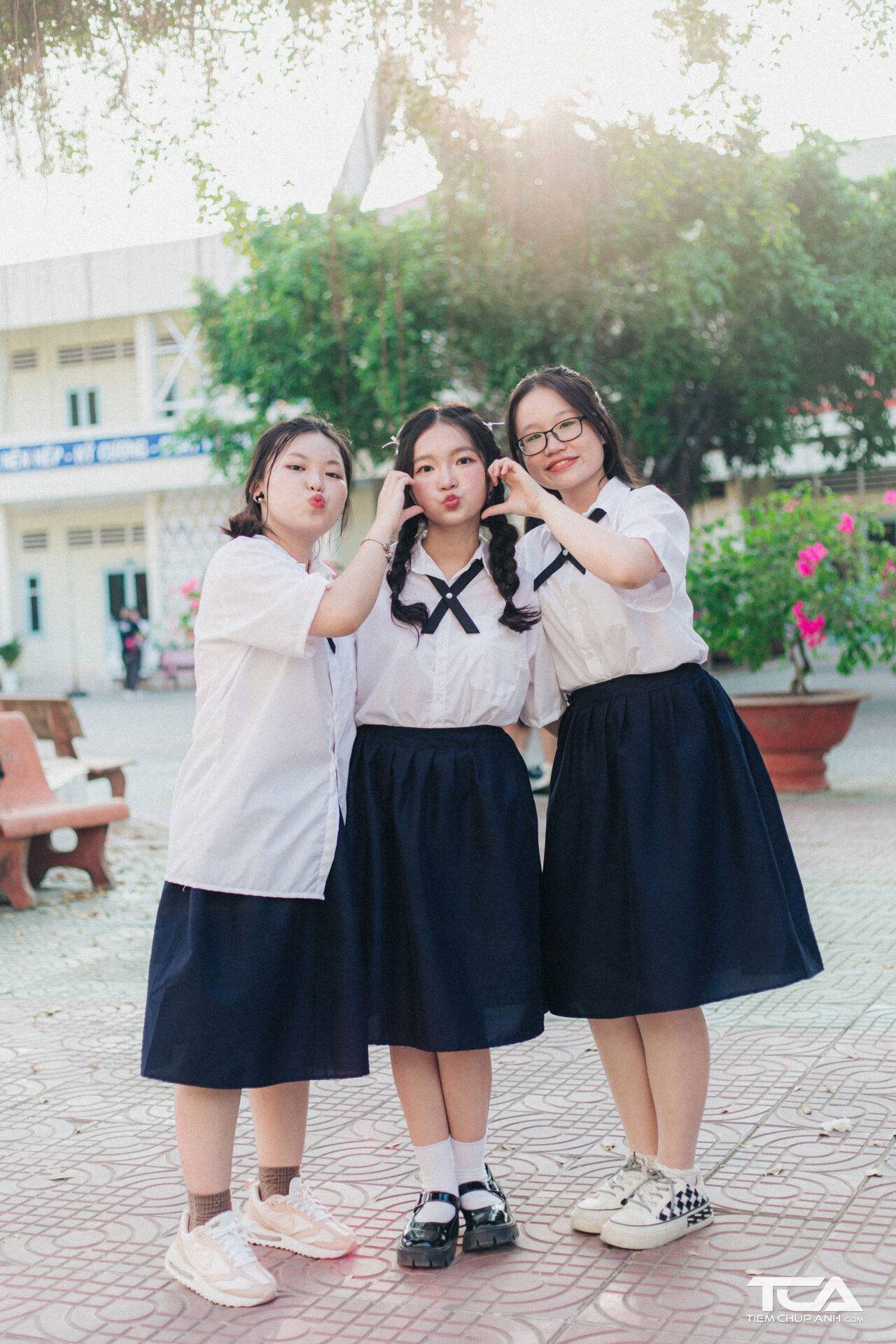 tạo dáng chụp ảnh 3 người