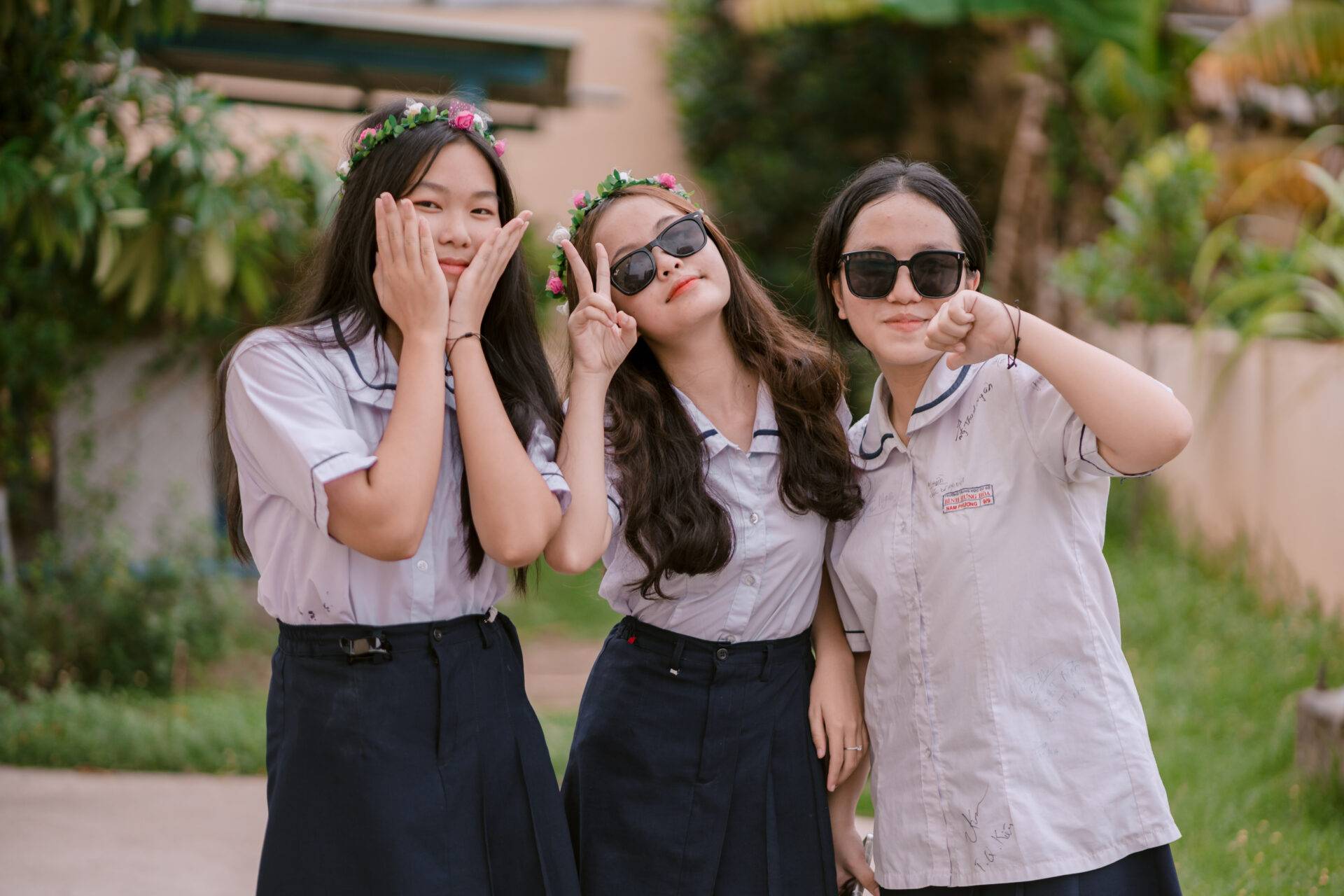 chụp ảnh kỷ yếu theo nhóm 3 người
