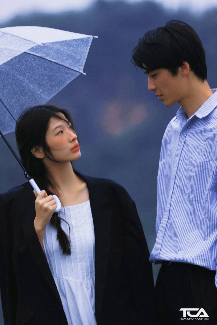 chụp ảnh cặp đôi yêu nhau dưới mưa