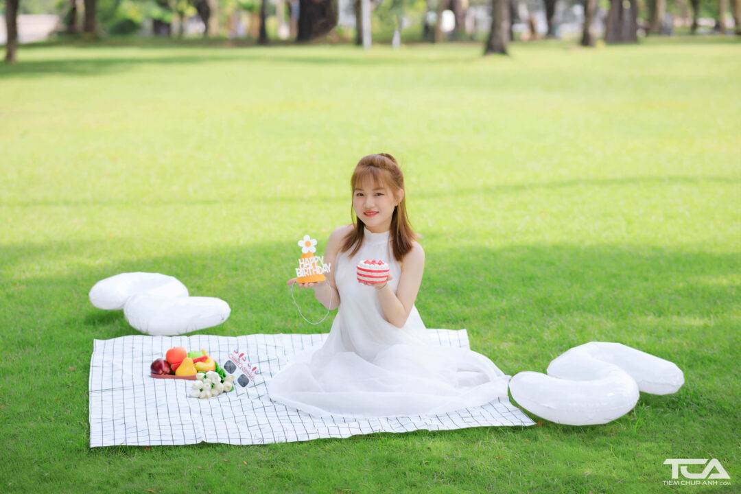 cách tạo dáng chụp ảnh với bánh sinh nhật đẹp