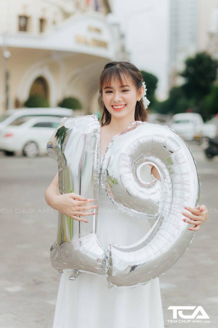 cách tạo dáng chụp ảnh sinh nhật đẹp với bóng số