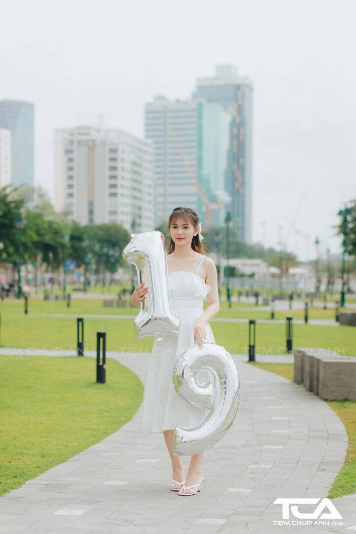 cách tạo dáng chụp ảnh sinh nhật đẹp