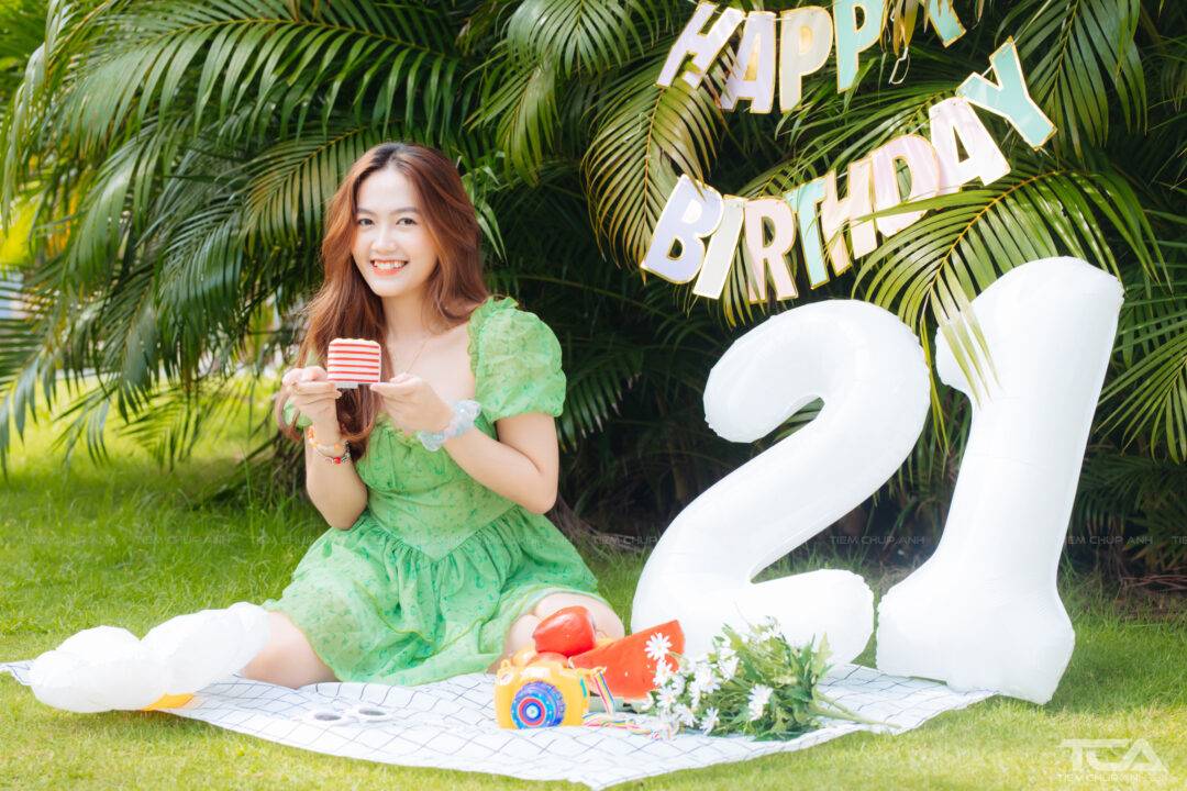 cách tạo dáng chụp ảnh với bánh sinh nhật đẹp