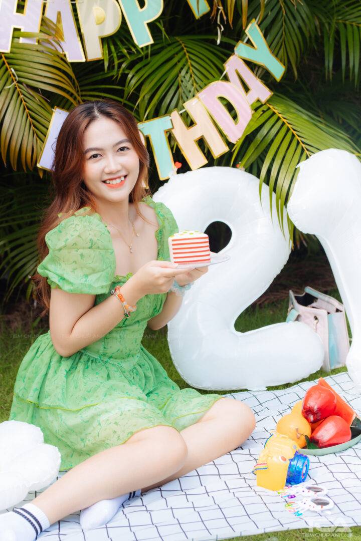 cách tạo dáng chụp ảnh với bánh sinh nhật