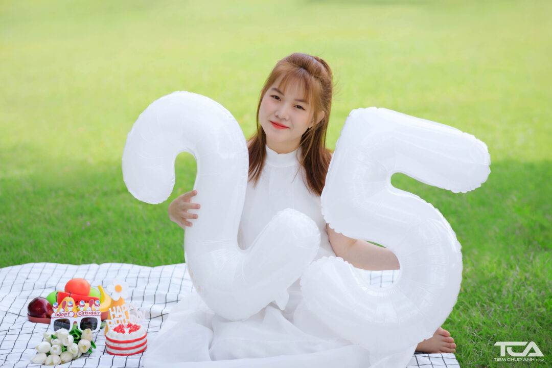 tạo dáng chụp ảnh sinh nhật đẹp