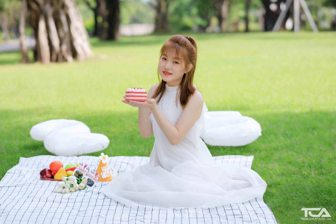 tạo dáng chụp ảnh với bánh sinh nhật đẹp