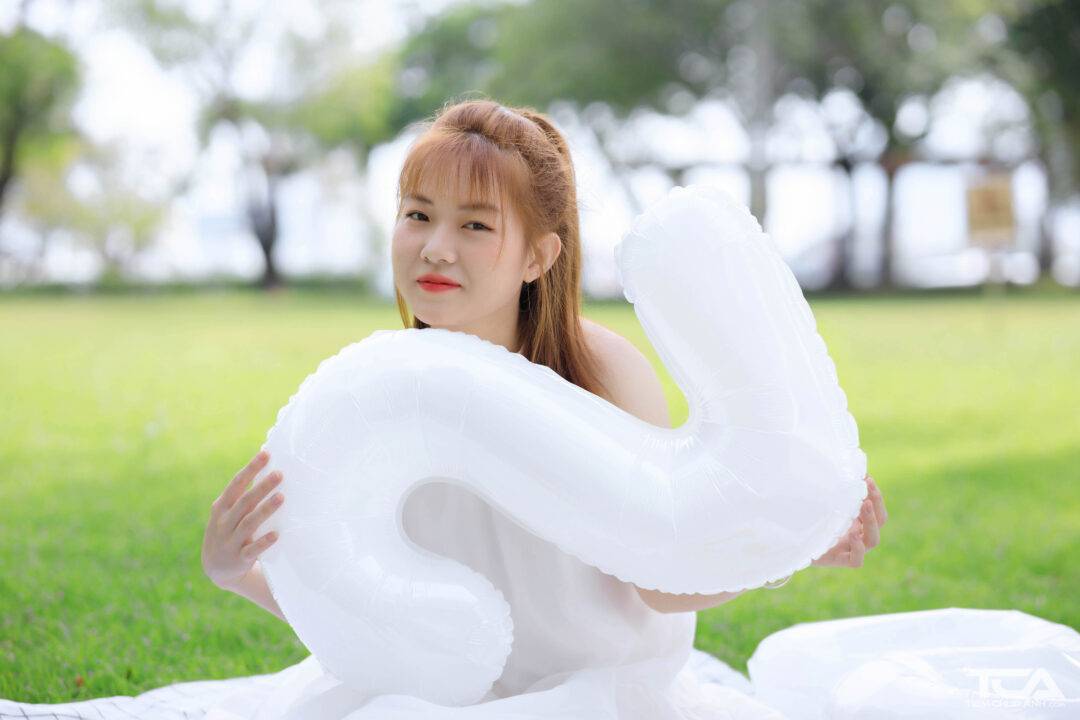 cách tạo dáng chụp sinh nhật đẹp với bóng số