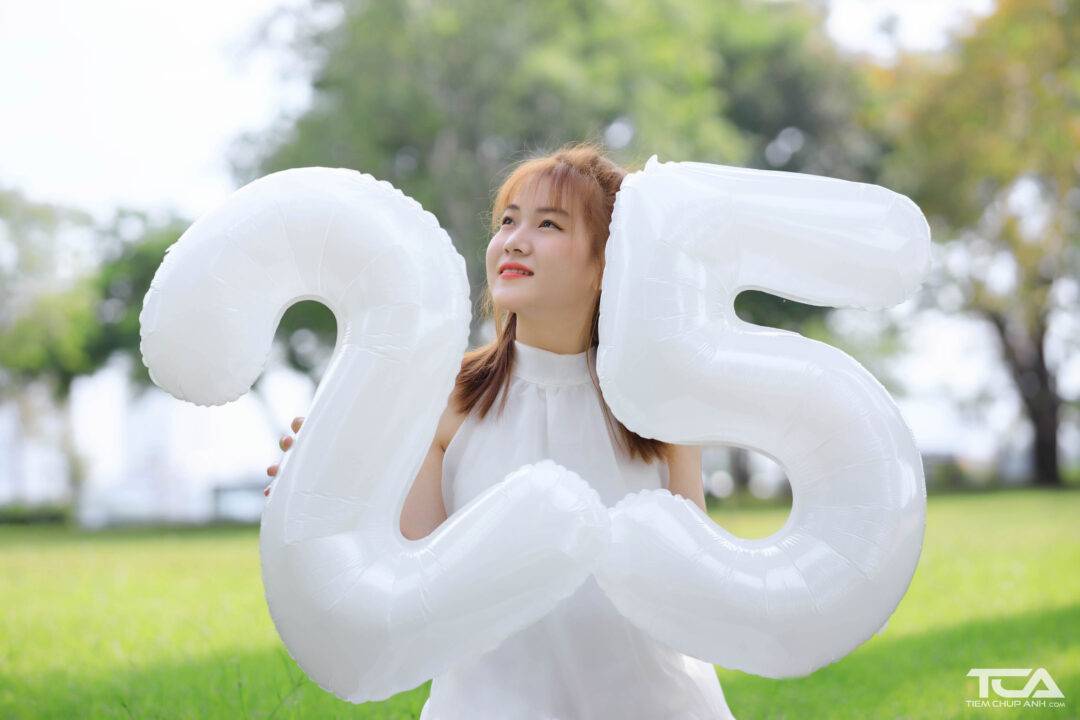 tạo dáng chụp sinh nhật đẹp với bóng số