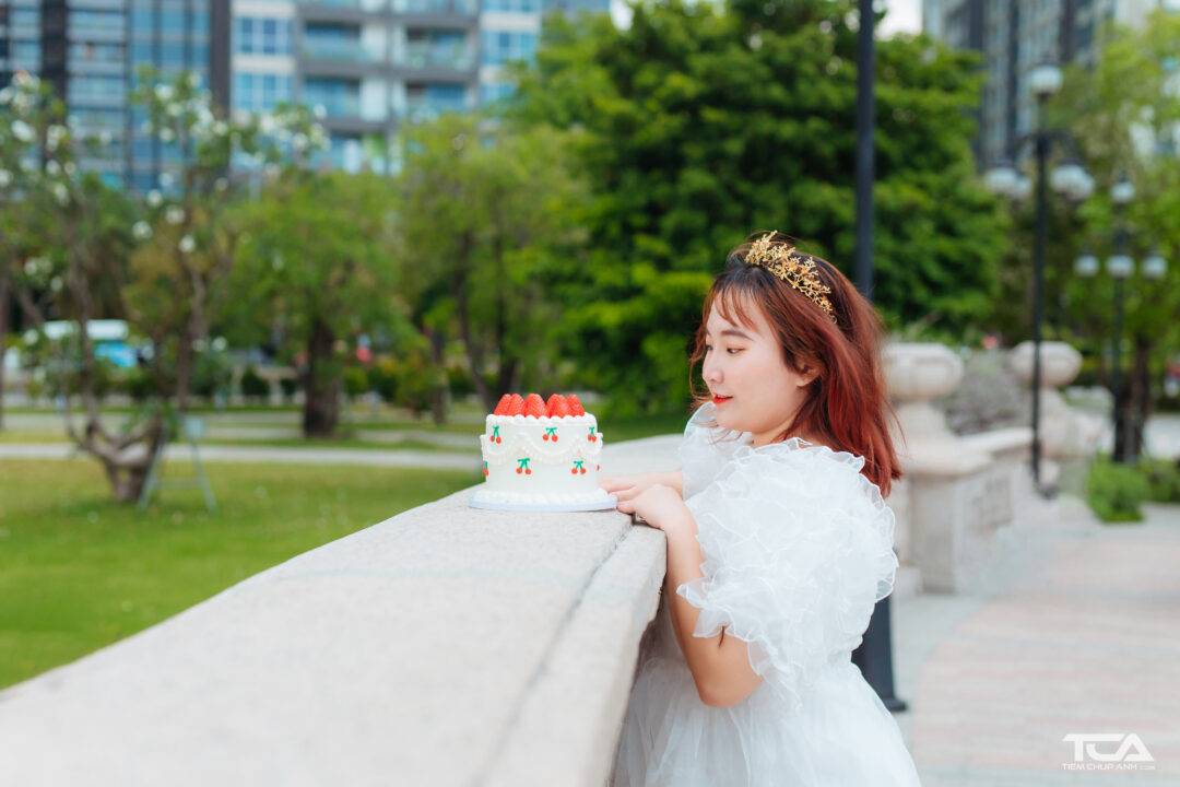 tạo dáng chụp ảnh với bánh sinh nhật