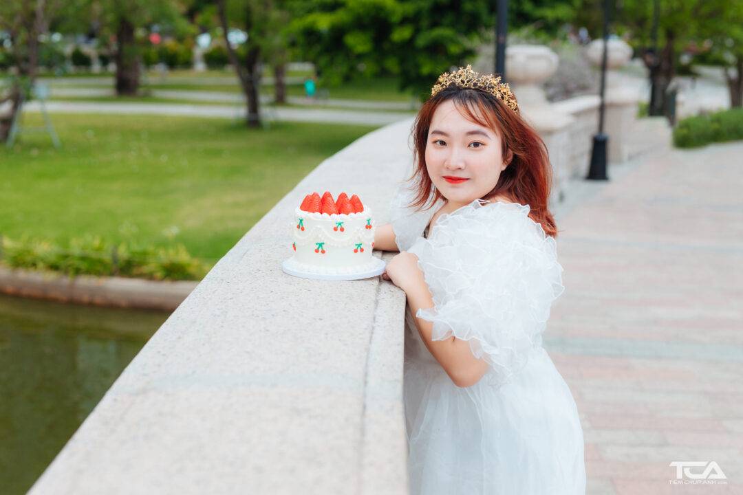 dáng chụp ảnh với bánh sinh nhật