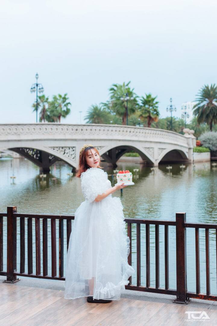 dáng chụp ảnh với bánh sinh nhật
