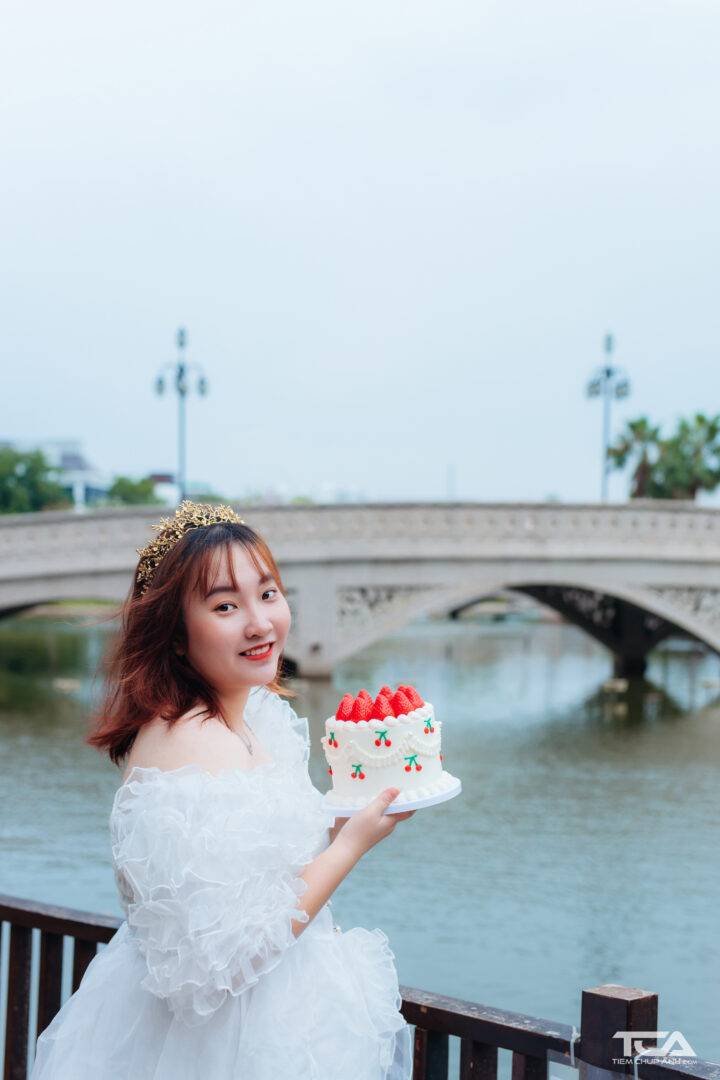 chụp ảnh với bánh sinh nhật