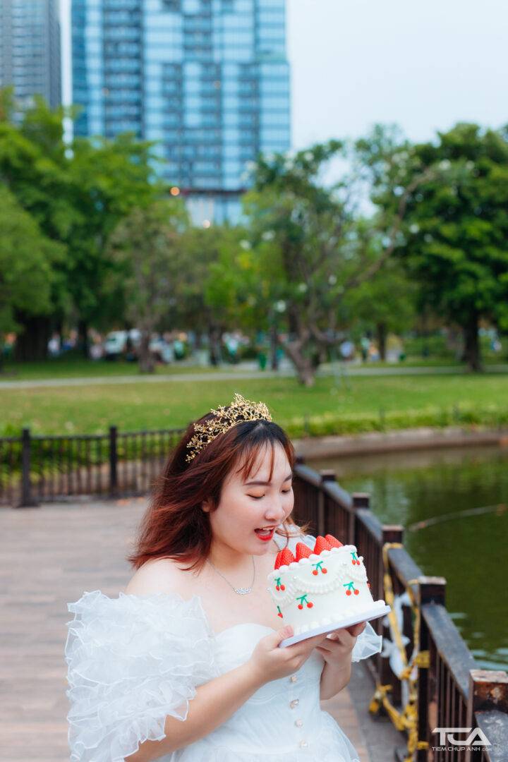chụp ảnh với bánh sinh nhật