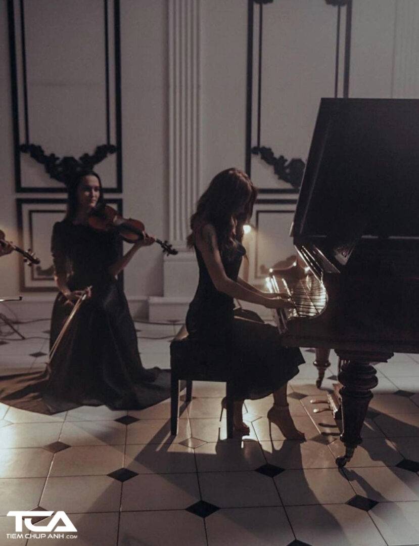 chụp ảnh với đàn piano