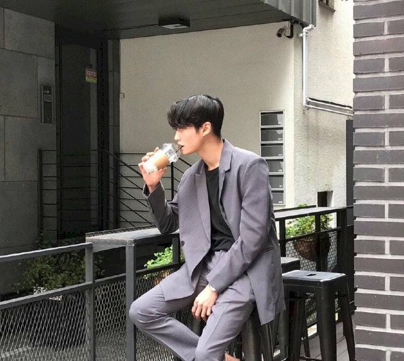 concept chụp ảnh ở quán cafe cho nam đẹp
