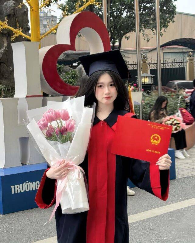 chụp ảnh đẹp với áo cử nhân đại học