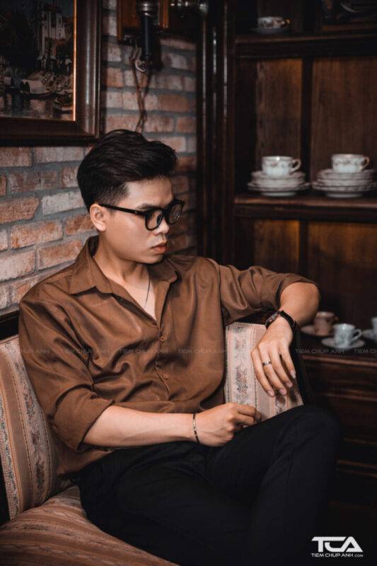 cách tạo dáng chụp ảnh nam ngồi cafe