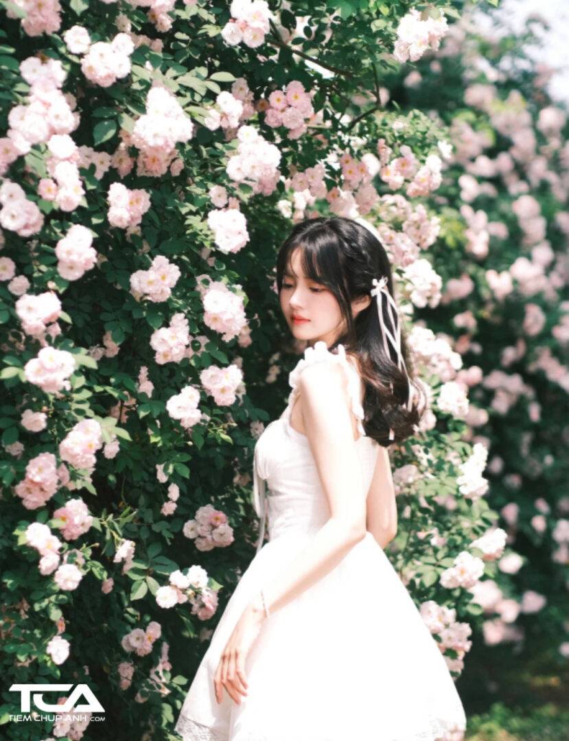 tạo dáng chụp ảnh sinh nhật ngoài trời