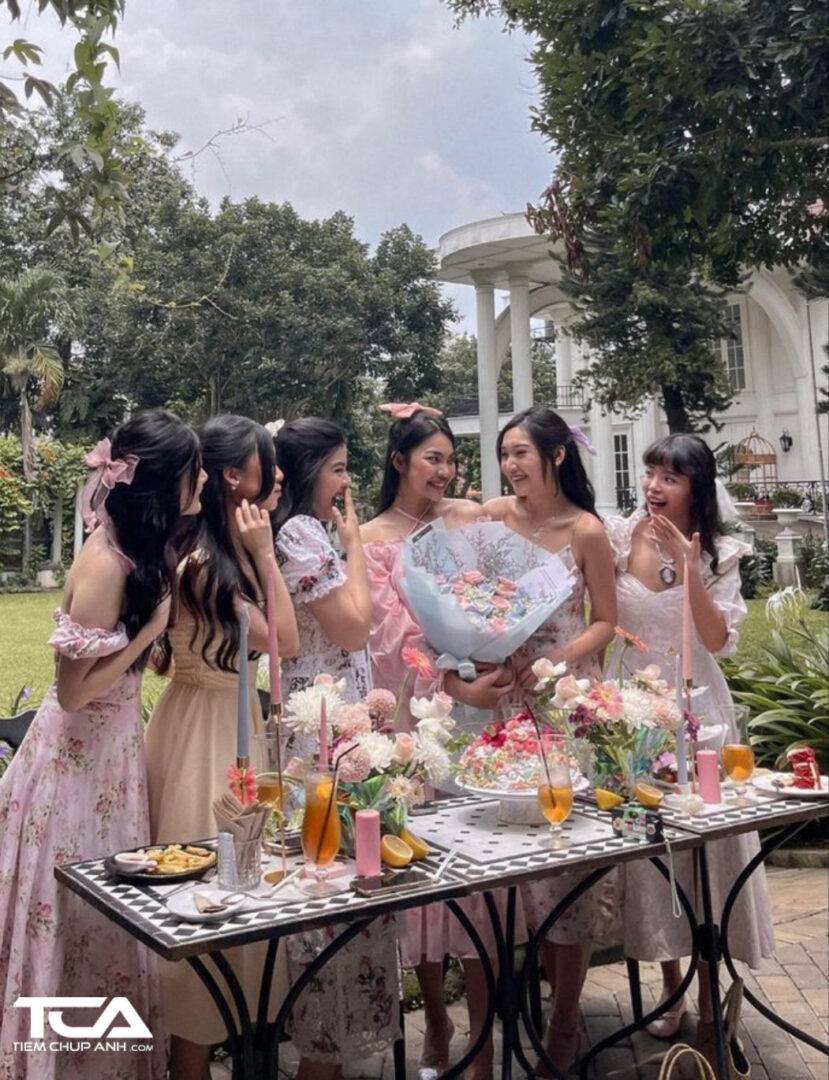 tạo dáng chụp ảnh với bánh sinh nhật ngoài trời