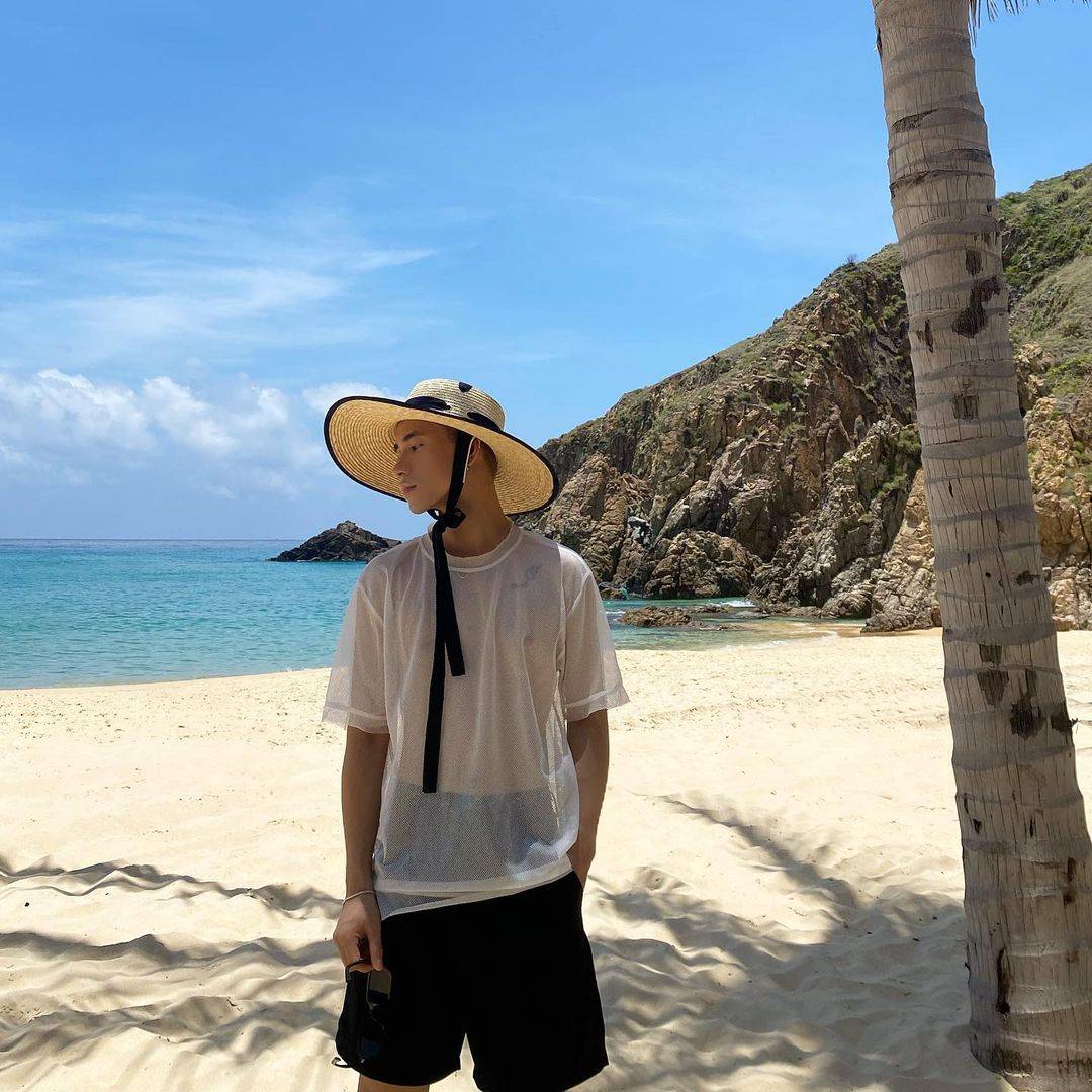 tạo dáng chụp ảnh biển cho nam