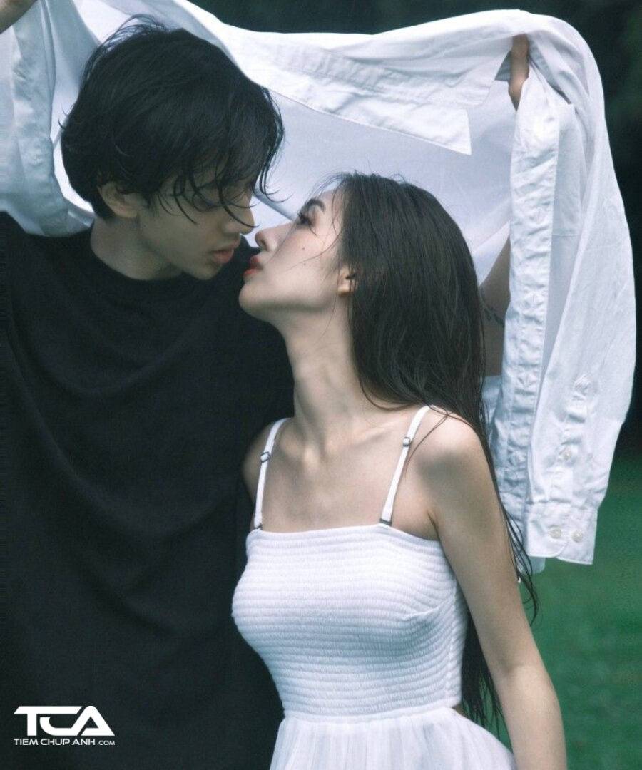tạo dáng chụp ảnh đôi nam nữ