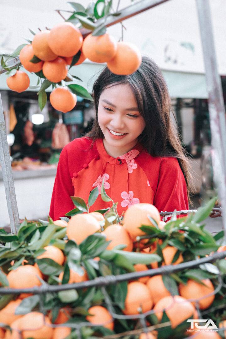 Cách tạo dáng chụp ảnh với áo dài tết cách tân đẹp