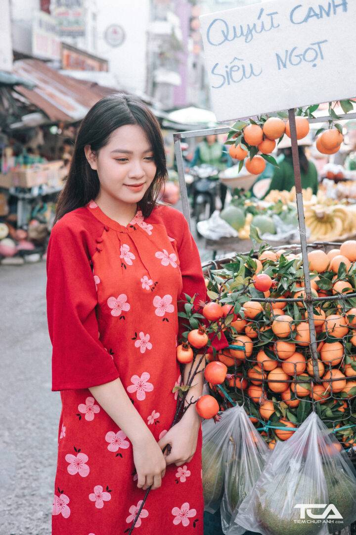 Cách tạo dáng chụp ảnh với áo dài tết cách tân đẹp