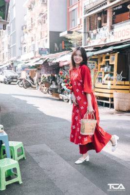 Cách tạo dáng chụp ảnh với áo dài tết cách tân đẹp