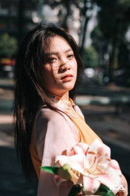 tạo dáng chụp ảnh với áo dài cách tân