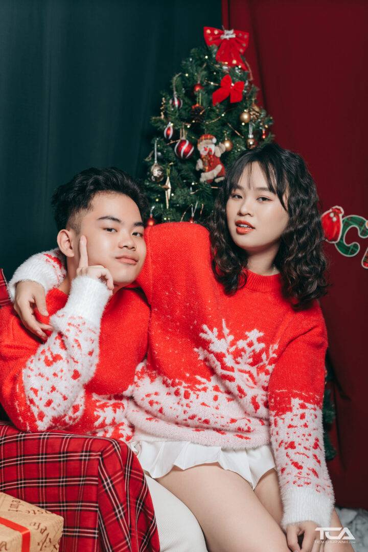 tạo dáng chụp ảnh cùng cây thông noel