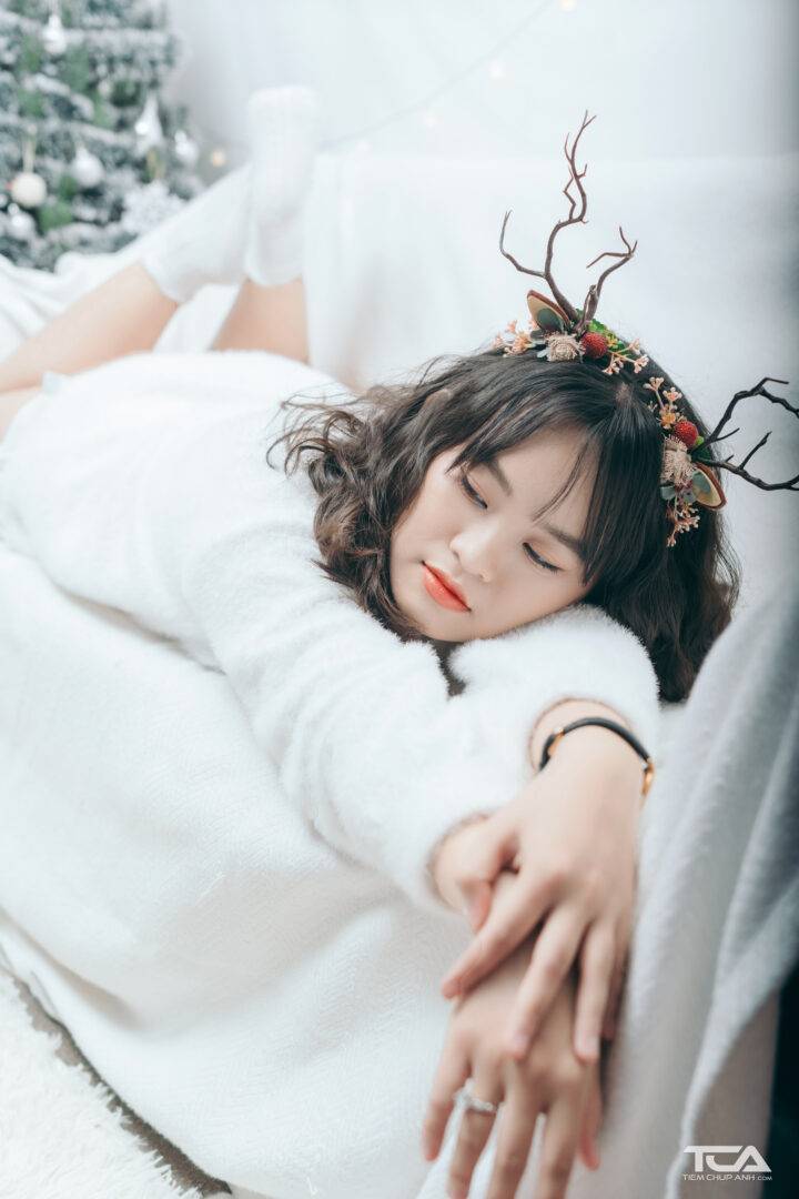 cách tạo dáng chụp ảnh với cây thông noel