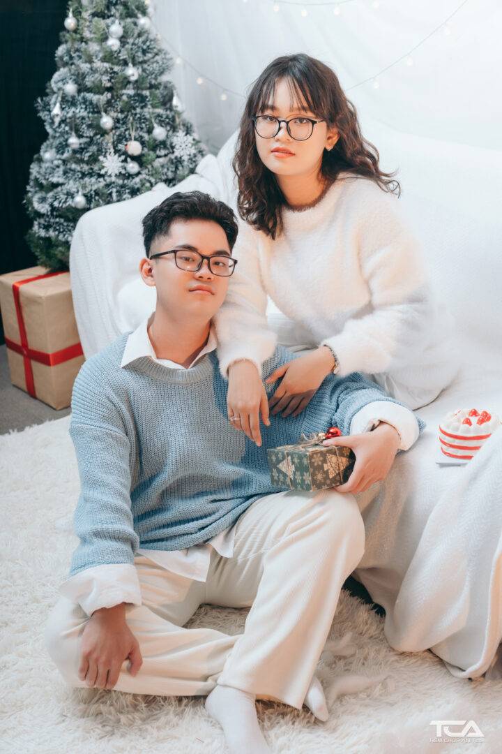 cách tạo dáng chụp ảnh bên cây thông noel