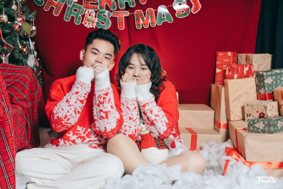 cách tạo dáng chụp ảnh với cây thông noel