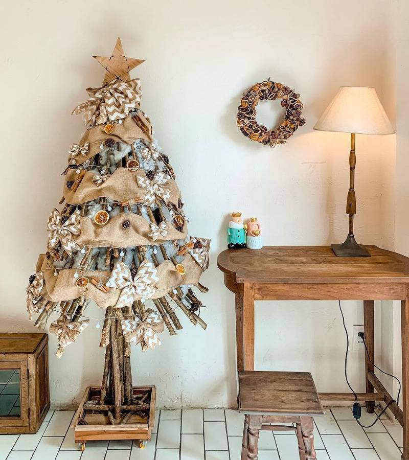 concept trang trí cây thông noel bằng củi