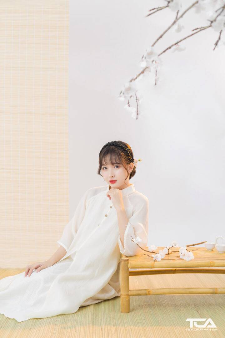 tạo dáng chụp hình áo dài tết