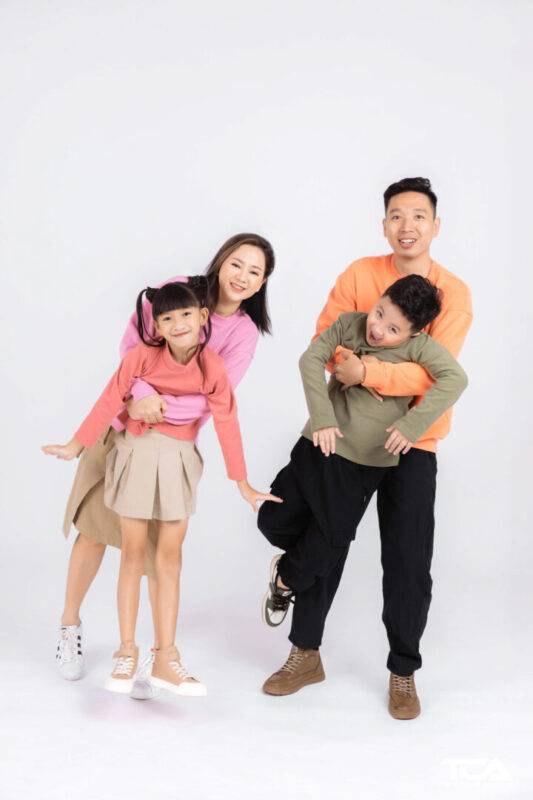 các kiểu tạo dáng chụp ảnh gia đình 4 người