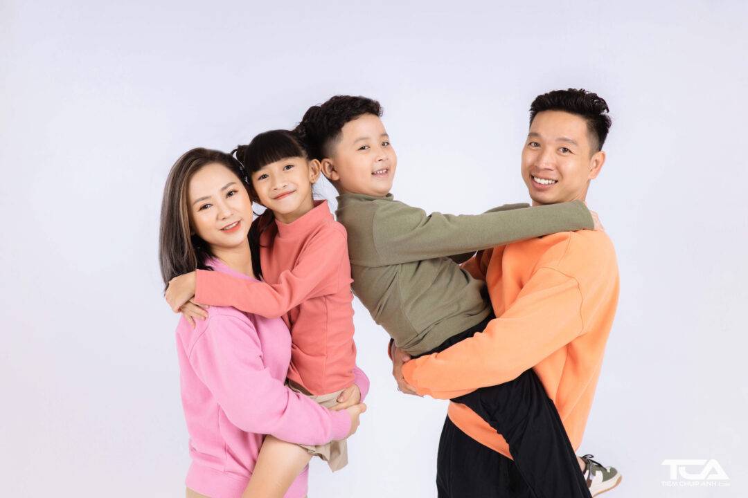 tạo dáng chụp ảnh gia đình 4 người