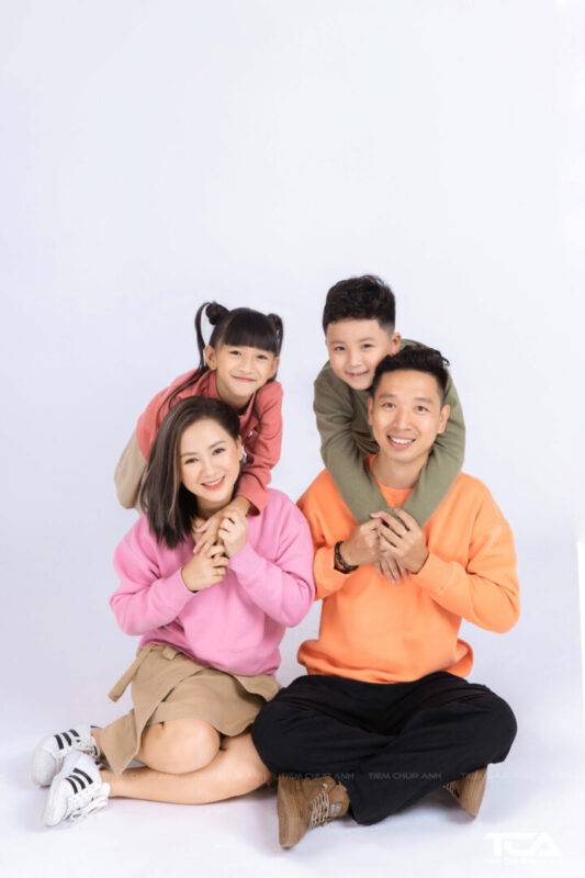 các kiểu tạo dáng chụp ảnh gia đình 4 người