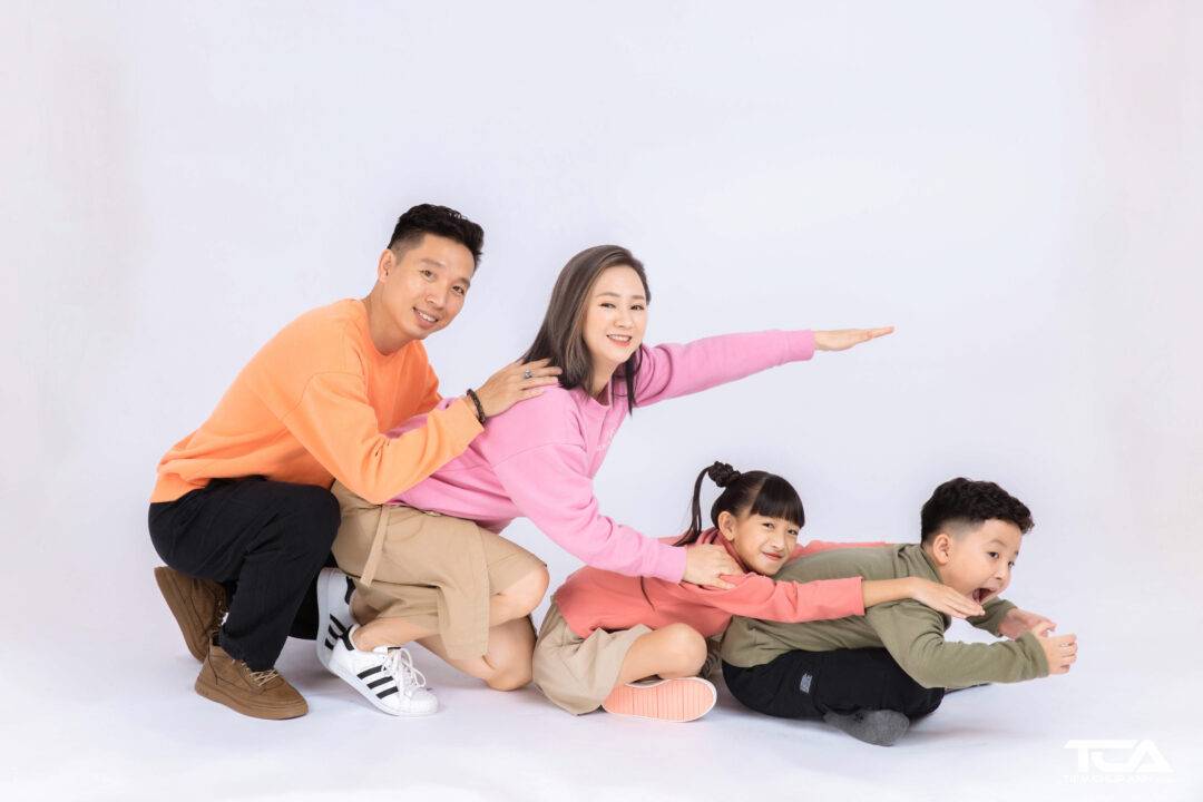 cách tạo dáng chụp ảnh gia đình 4 người