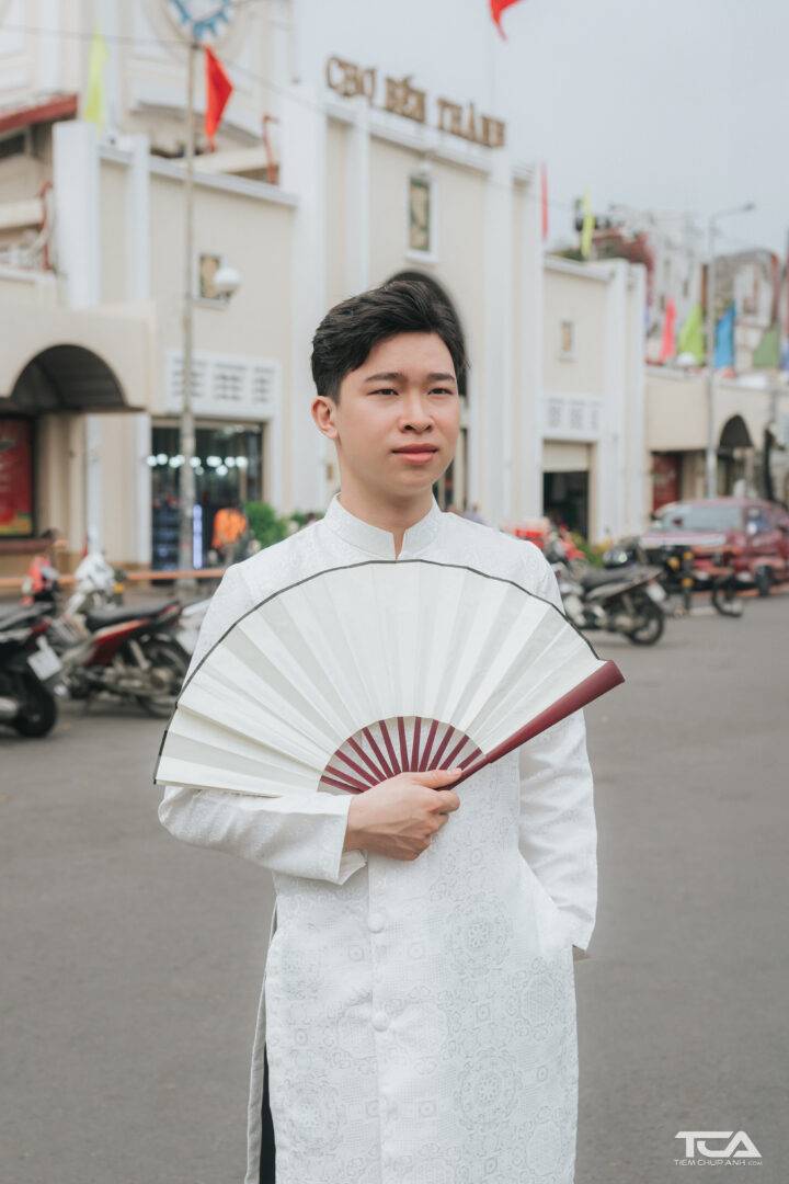 chụp ảnh áo dài với hoa đào ngày tết