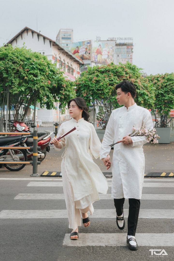 chụp ảnh áo dài với hoa đào ngày tết