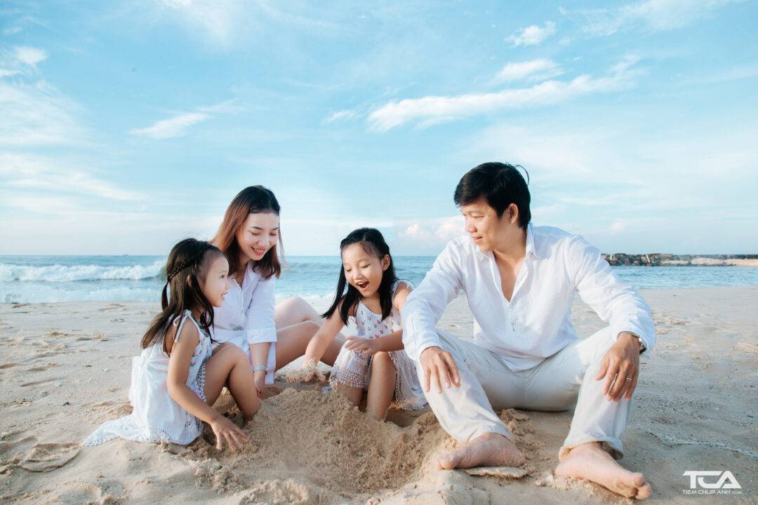 tạo dáng chụp ảnh gia đình 4 người đi biển